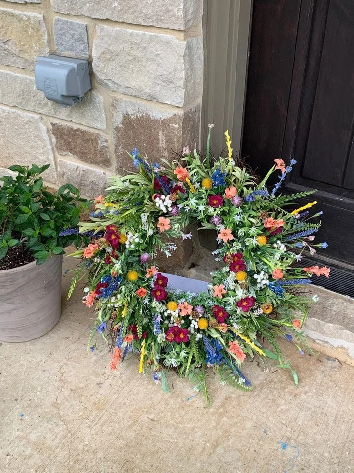 Lebendige Blumenkranz für ein einladendes Zuhause