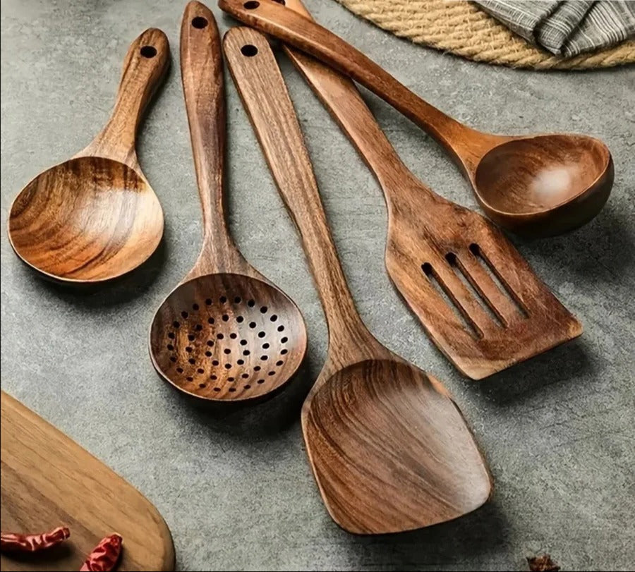 Hochwertiges Küchenutensilien-Set aus Teakholz