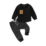 Bequeme Herbstgarderobe für Kleinkinder: Pullover und gestreifte Hose im Set