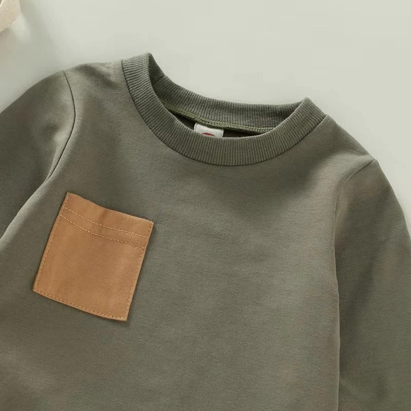Bequeme Herbstgarderobe für Kleinkinder: Pullover und gestreifte Hose im Set
