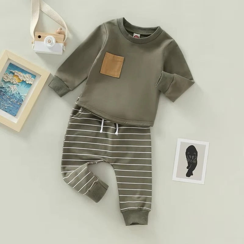 Bequeme Herbstgarderobe für Kleinkinder: Pullover und gestreifte Hose im Set
