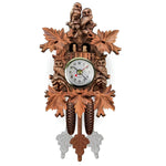Traditionelle Wanduhr im Schwarzwaldstil mit Schnitzereien