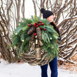 Handgemachter Weihnachtskranz im Boho-Stil mit getrockneten Blumen