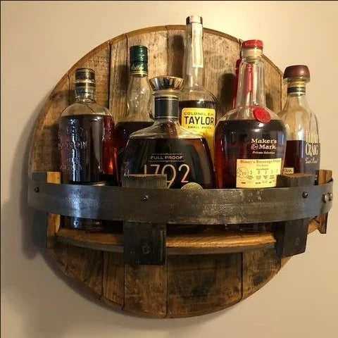 Regalregal aus Wiederverwertetem Holz im Fässer-Design