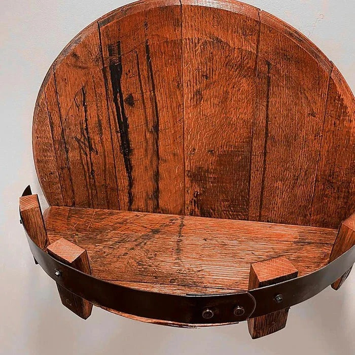Regalregal aus Wiederverwertetem Holz im Fässer-Design