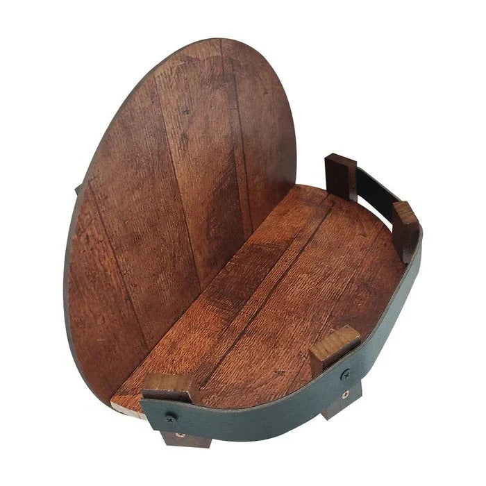 Regalregal aus Wiederverwertetem Holz im Fässer-Design