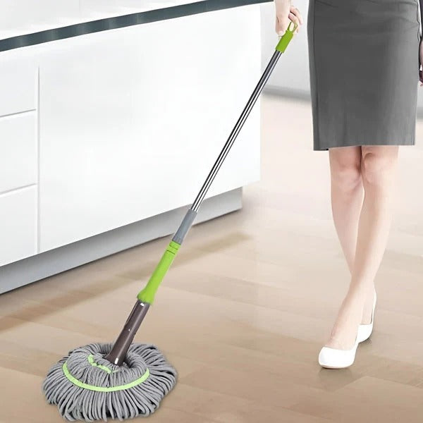 Microfiber floor wiper with integrated wringing system