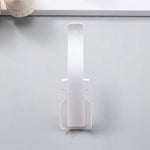 Practical shoehorn with clip function for effortless putting on