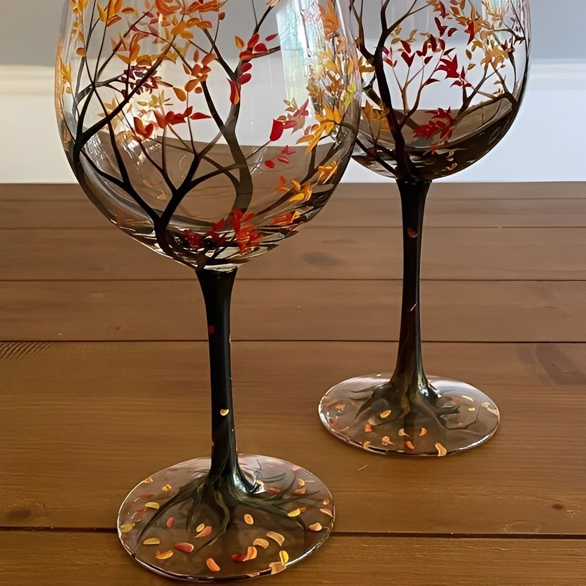 Weinbecher mit handgemaltem Jahreszeitenbaum-Motiv