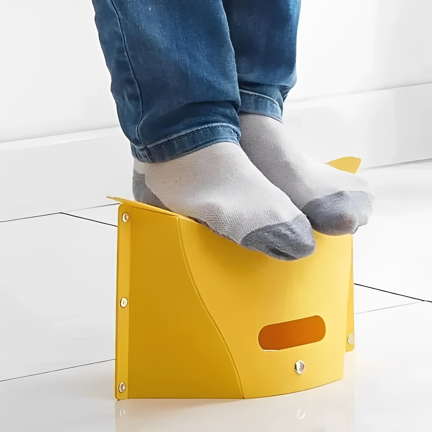 Kompakter Klapphocker mit Tragegriff