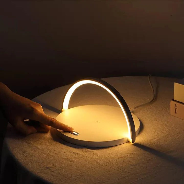 Stylische Tischlampe mit kabelloser Ladefunktion für Smartphones