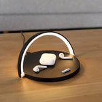 Stylische Tischlampe mit kabelloser Ladefunktion für Smartphones