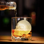 Gruselige Eiswürfelform mit 10 Schädel-Fächern für kreative Drinks