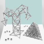 Magnetisches Konstruktionsspielzeug mit flexiblen Verbindungsstäben