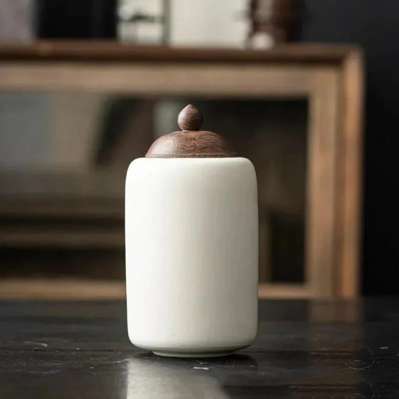 Elegant Ceramic Urn with Secure Lid for Your Pet's Memory