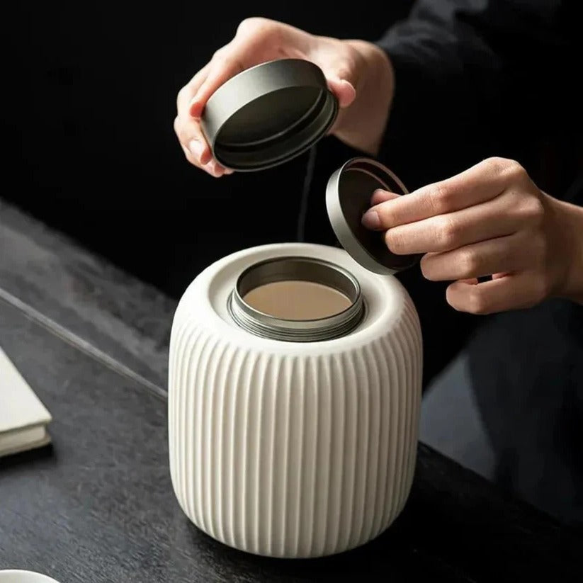 Elegant Ceramic Urn with Secure Lid for Your Pet's Memory