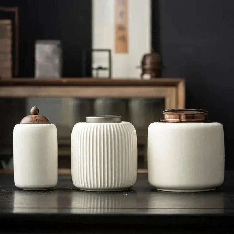 Elegant Ceramic Urn with Secure Lid for Your Pet's Memory