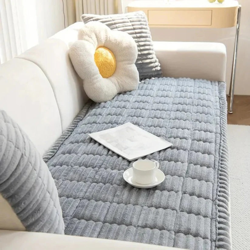 Elegante Sofabezug mit Faltenrock-Design