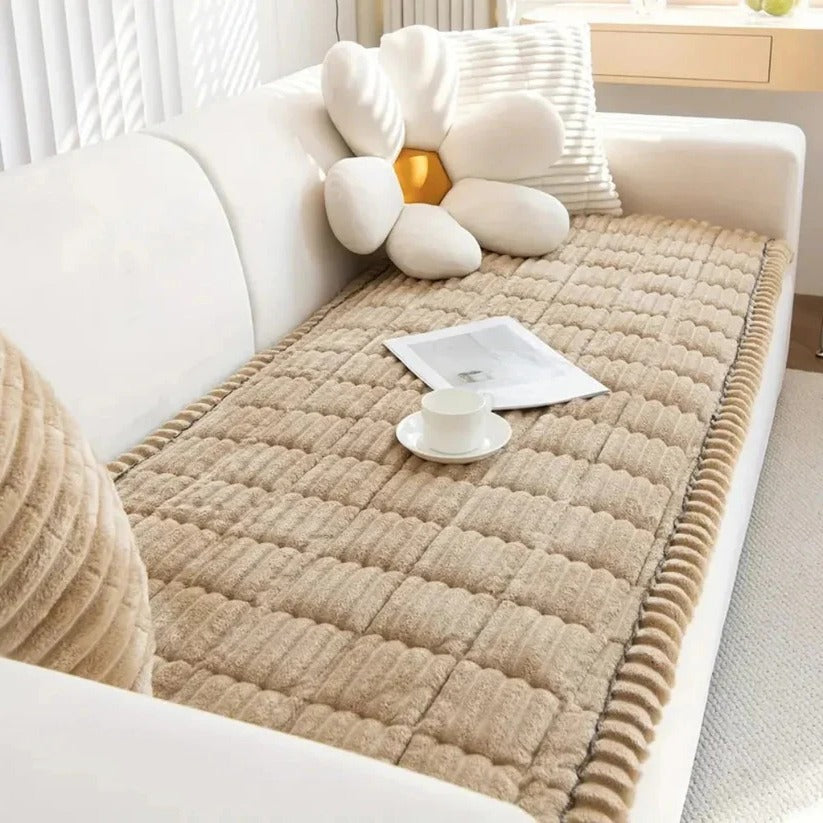 Elegante Sofabezug mit Faltenrock-Design