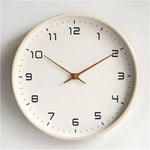Wanduhr aus Holz mit elegantem runden Rahmen, 25 cm