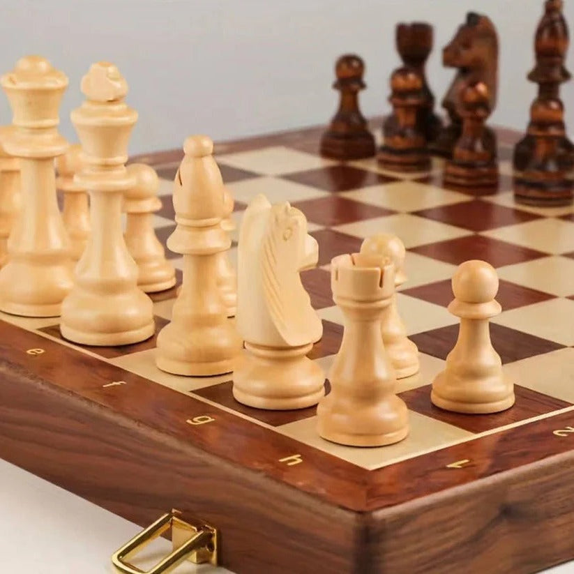Elegantes Schachset aus Walnussholz mit Gewichten und Stauraum