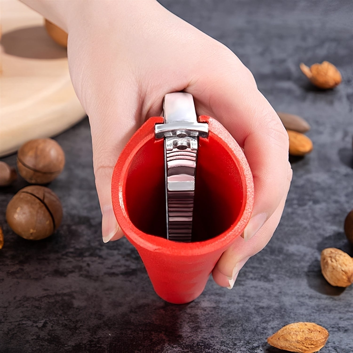 Robust Nutcracker with Lever Mechanism for Effortless Cracking