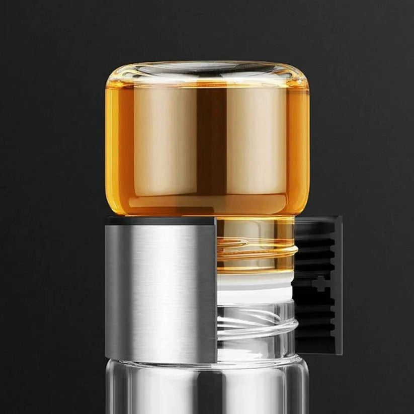 Elegante Glas-Trinkflasche mit Teefilter und isolierender Hülle