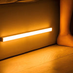 Bewegungsgesteuerter LED-Streifen mit Warmlicht für stimmungsvolle Innenräume