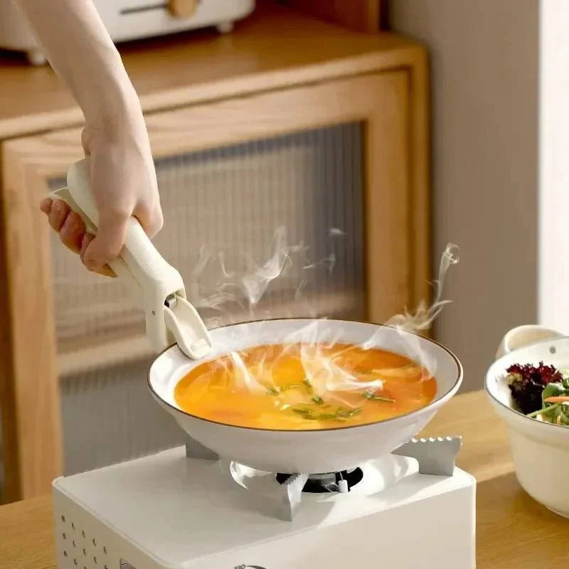 Heat-resistant silicone handle for safe carrying of cookware