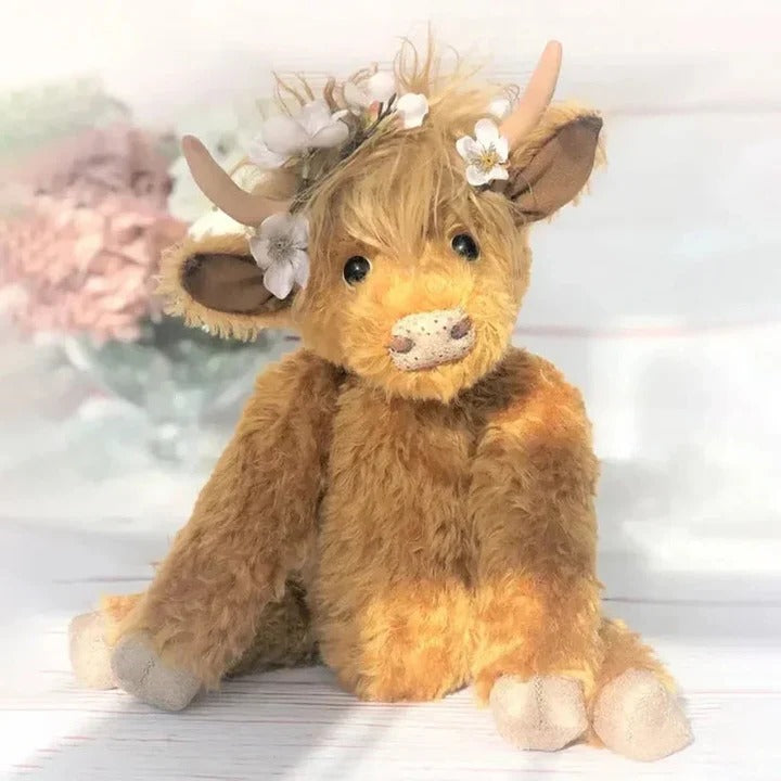 Hochlandrind mit Blumenkranz