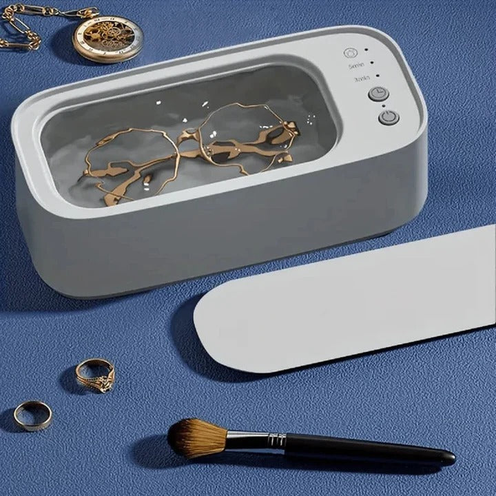 Ultrasonic cleaning device