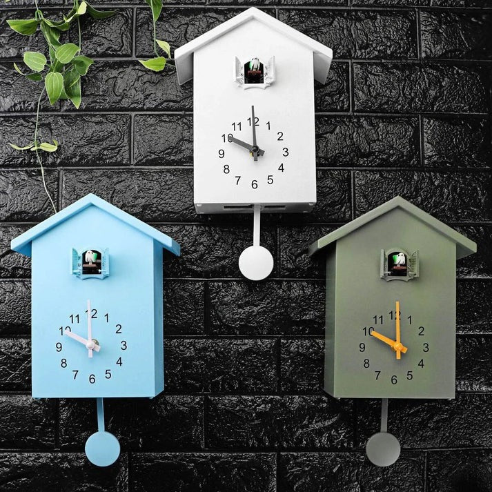 Stilvolle Wanduhr mit Vogelmotiv und einstellbarem Klang