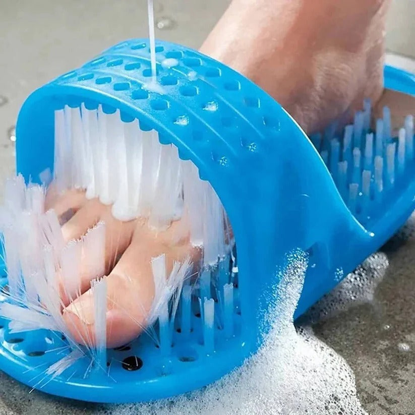 Praktischer Fußreiniger für die Dusche mit konturierten Borsten
