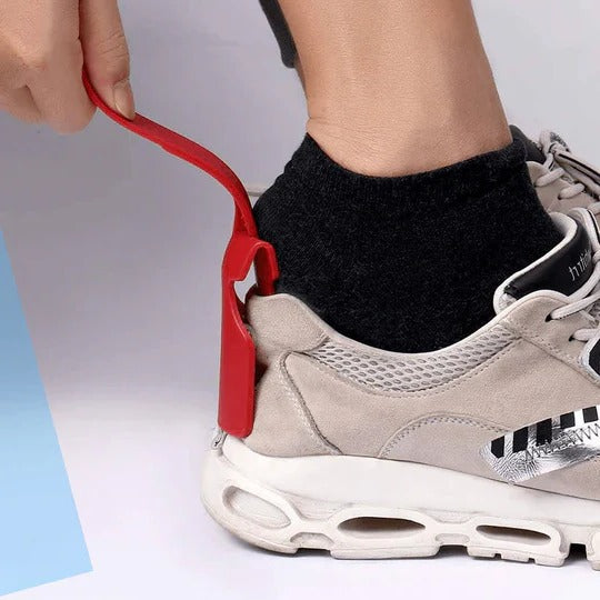 Practical shoehorn with clip function for effortless putting on