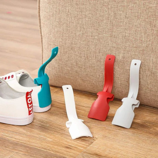 Practical shoehorn with clip function for effortless putting on
