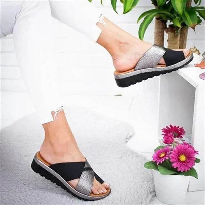 Bequeme Sommer-Sandalen mit breiter Zehenbox und offenem Design