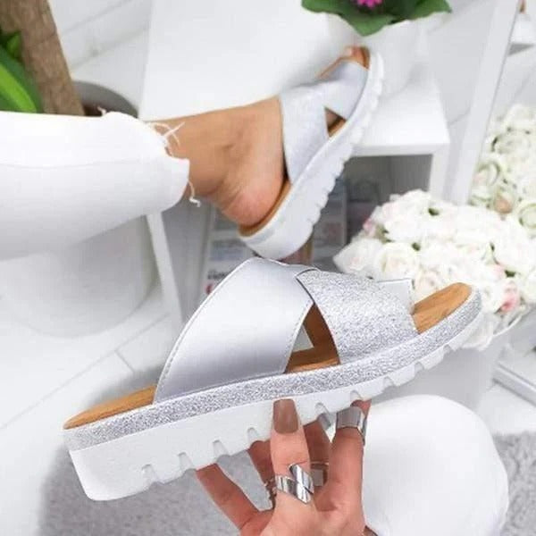 Bequeme Sommer-Sandalen mit breiter Zehenbox und offenem Design