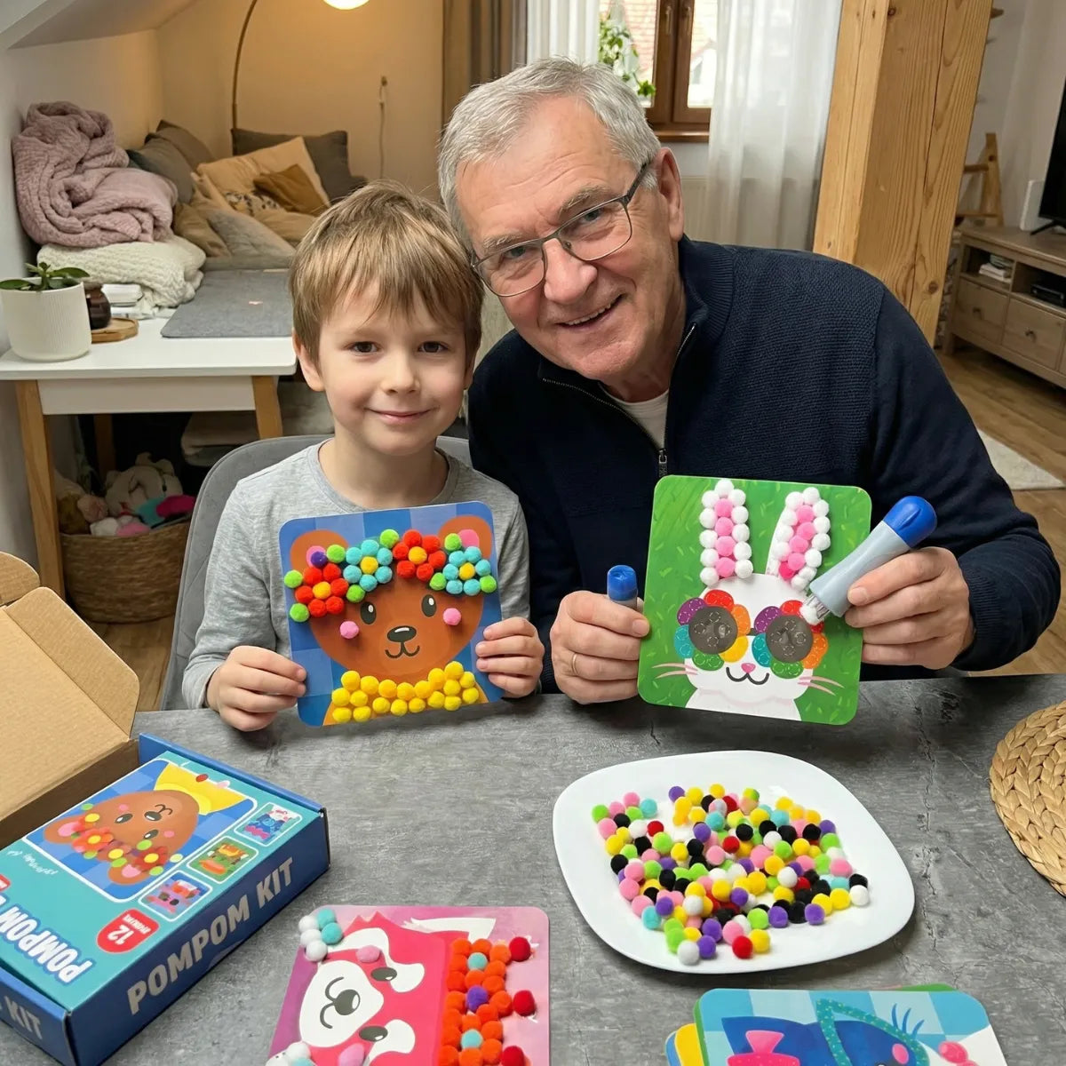 Kreatives Bastelset mit 12 Tiermotiven und 600 bunten Pompons