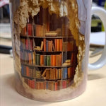 Keramiktasse im 3D Bücherregal-Design