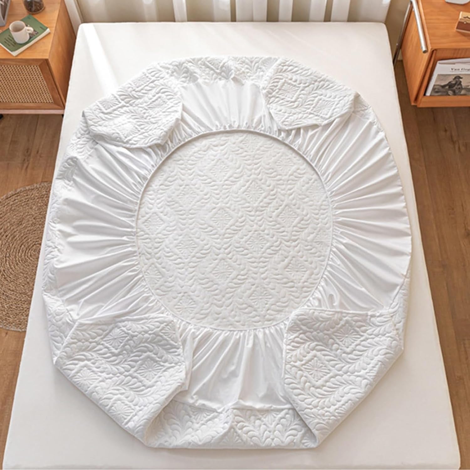 Waterproof Mattress Protector - Soft, adaptable bed cover with TPU layer for protection against liquids, sweat, and dust