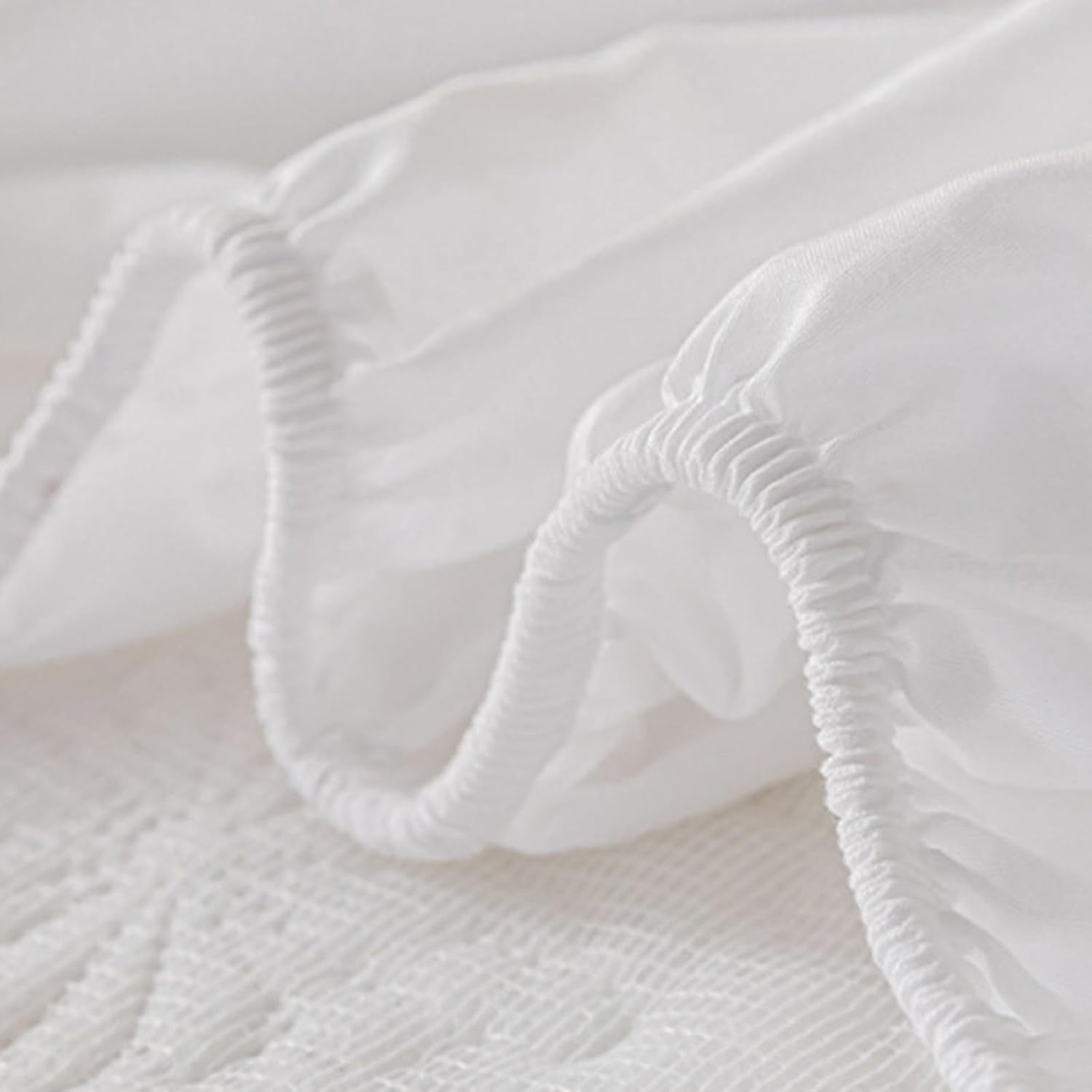 Waterproof Mattress Protector - Soft, adaptable bed cover with TPU layer for protection against liquids, sweat, and dust