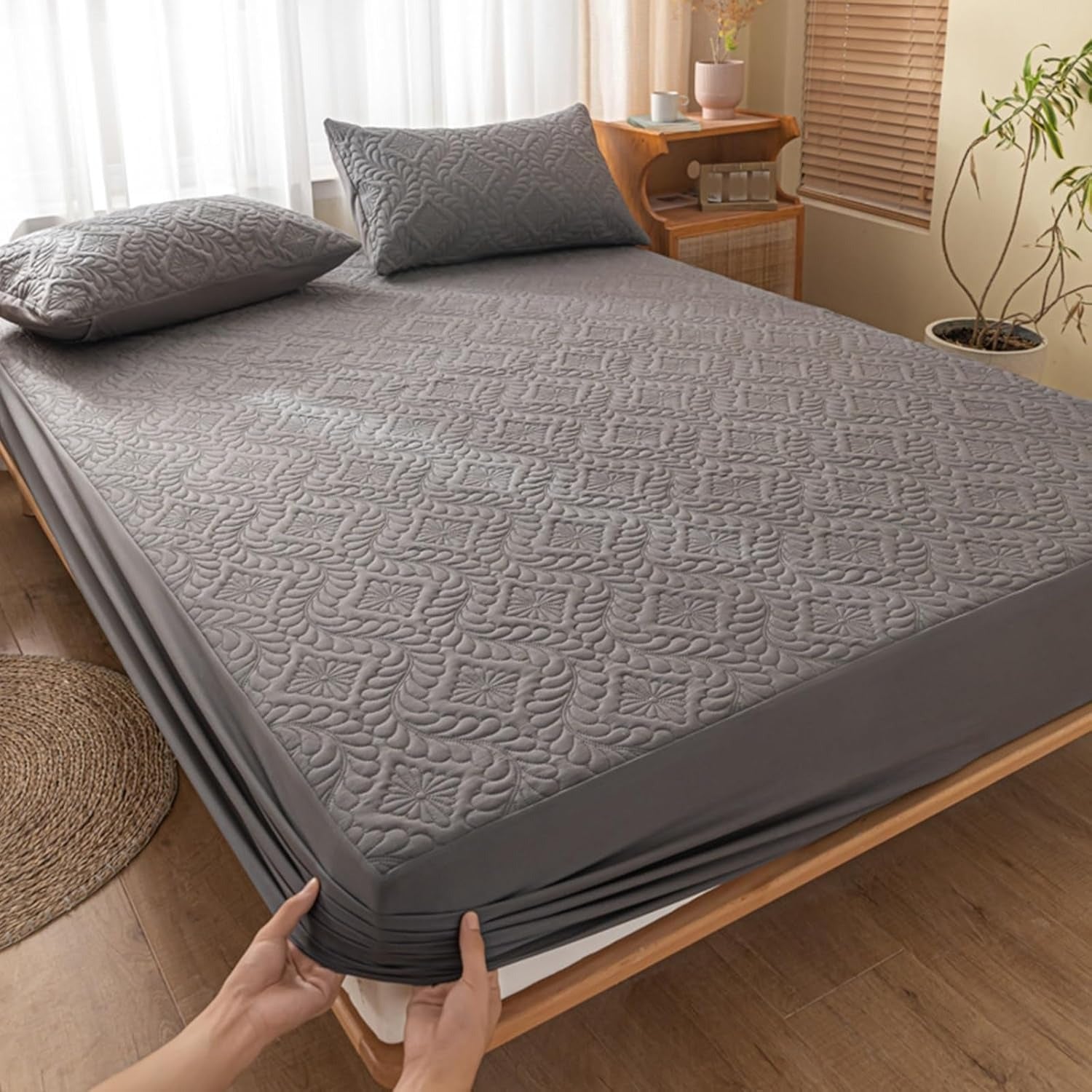 Waterproof Mattress Protector - Soft, adaptable bed cover with TPU layer for protection against liquids, sweat, and dust