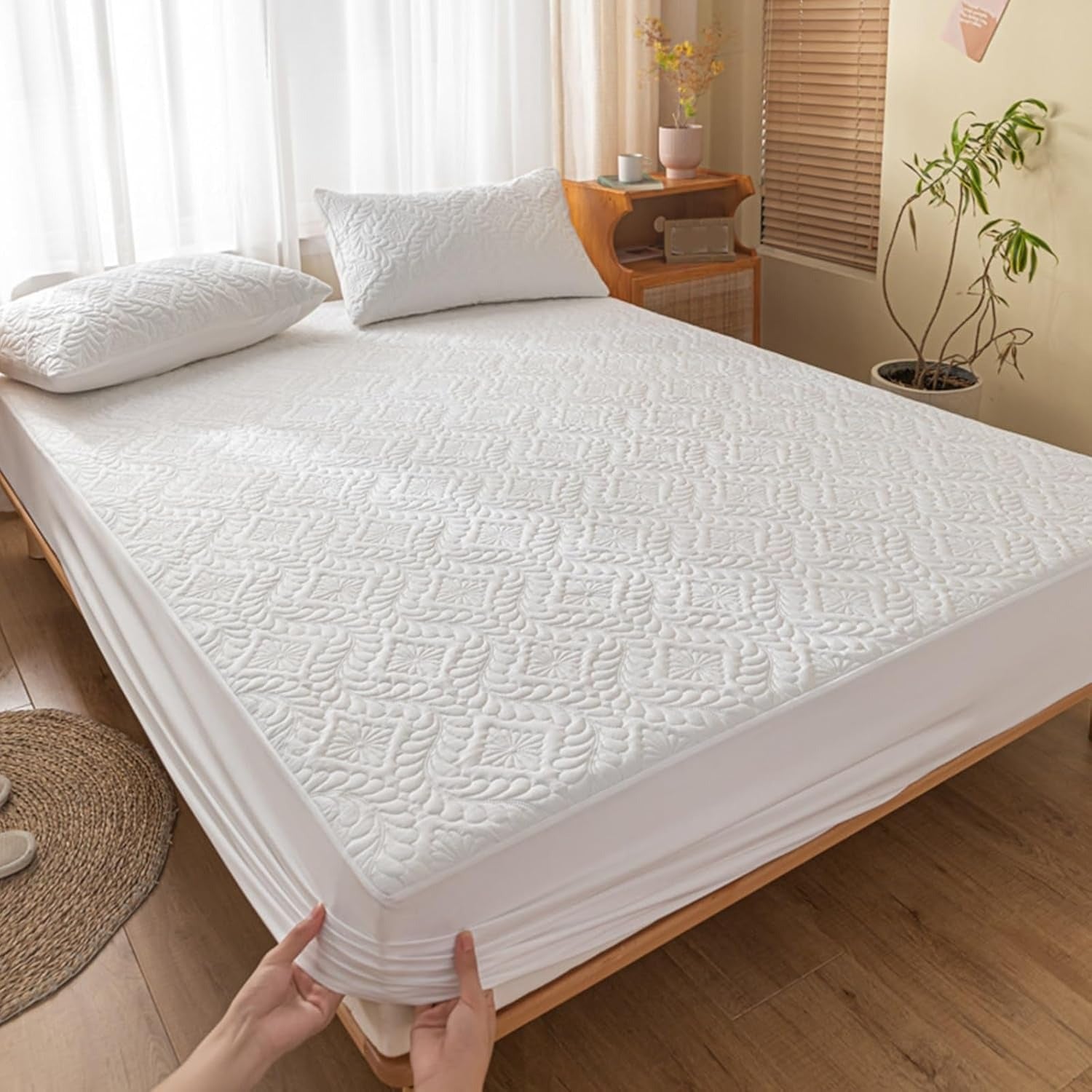 Waterproof Mattress Protector - Soft, adaptable bed cover with TPU layer for protection against liquids, sweat, and dust