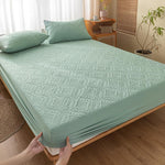 Waterproof Mattress Protector - Soft, adaptable bed cover with TPU layer for protection against liquids, sweat, and dust