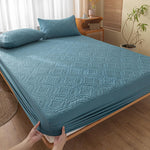 Waterproof Mattress Protector - Soft, adaptable bed cover with TPU layer for protection against liquids, sweat, and dust