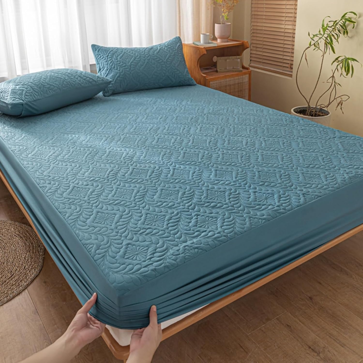 Waterproof Mattress Protector - Soft, adaptable bed cover with TPU layer for protection against liquids, sweat, and dust