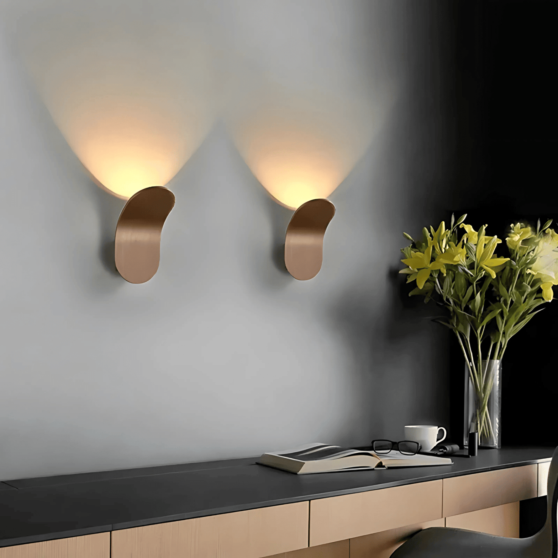 Elegant Wall Sconce in Brushed Metal – Minimalist Light for Stylish Spaces