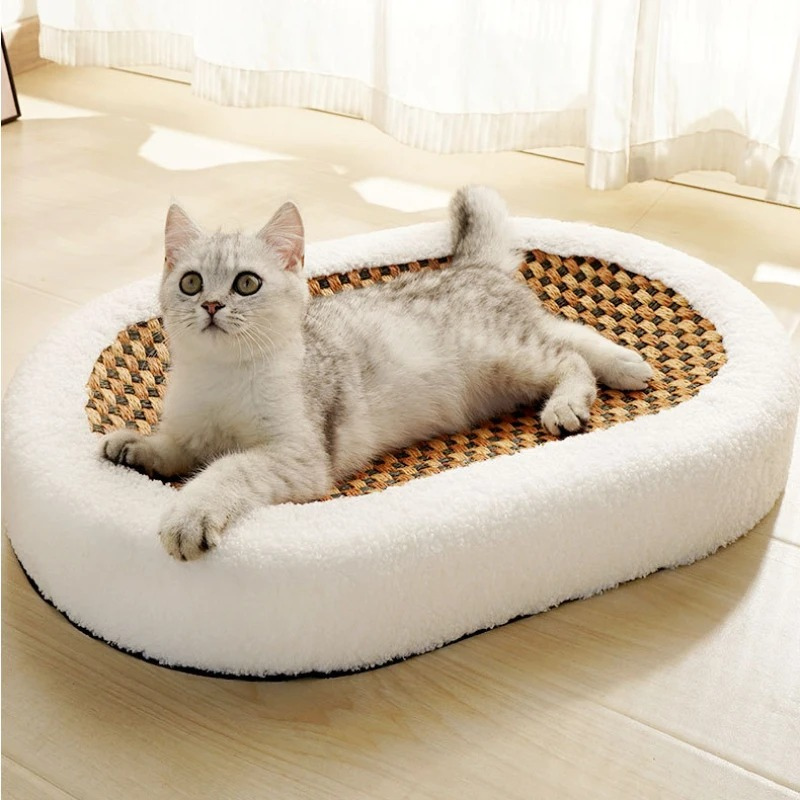 Cat bed with integrated scratching board for relaxed hours