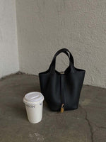 Stilvolle Handtasche aus veganem Leder für jeden Moment