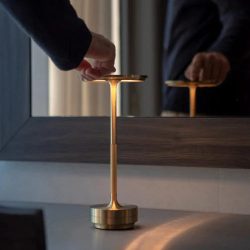 Moderne Tischlampe mit USB-Ladefunktion und Touch-Steuerung